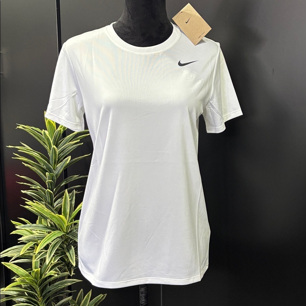 The Nike Tee Dri-Fit Training Athletic Crewneck,Swoosh logo short sleeve Tee